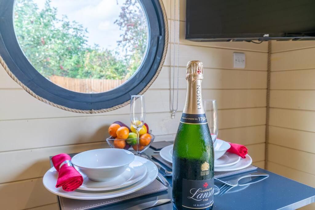 Вілла Apple - Luxury Cabin In The Cotswolds Alderton  Екстер'єр фото